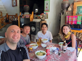 Repas du midi avec notre guide Giang et notre cuisinier-porteur Ti