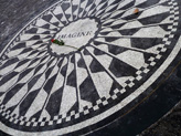La plaque en mmoire de John Lennon, dans le Parc, en face du Dakota Building, lieu o habitait et o s'est fait assassiner le chanteur