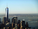 La nouvelle tour du WTC et la Statue de la libert sur la droite